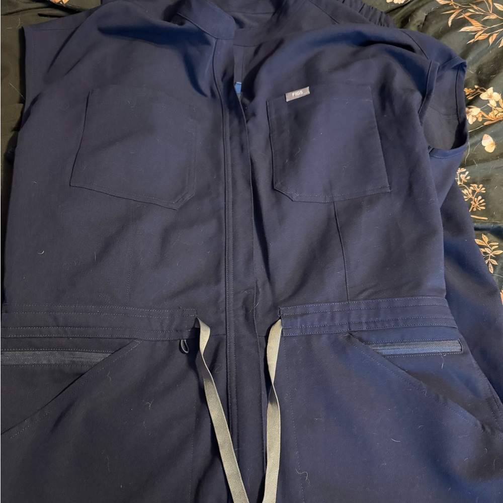 Figs women’s navy scrub jumper